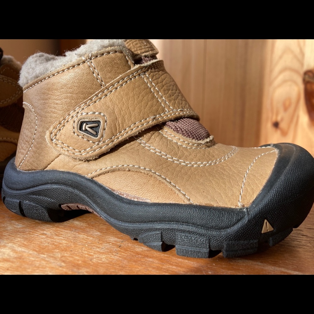 Toddler Keen boots 9